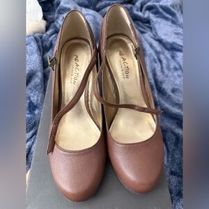 9.5 Kenneth Cole Brown Closed toe Wedges